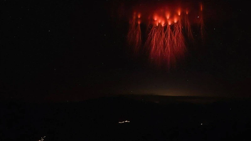Red Lightning Rarity In a rare weather event... What are the red lightning sprites seen in ...