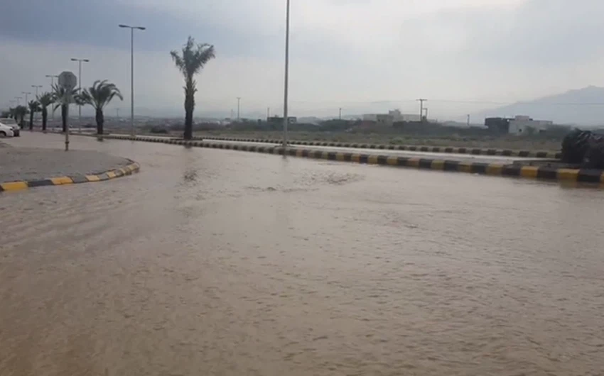 بالصور: الأمطار تُغرق مشروع وزارة الإسكان بـ"الحصمة"  في جازان الأربعاء