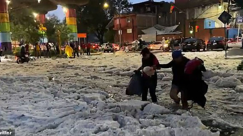 Shocking scenes of hail in the Mexican capital leave the city in chaos