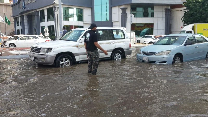 تعبيرية إنقاذ 481 شخصاً وإخراج 41 مركبة وإخلاء وإيواء 10 أسر جراء الأمطار والسيول