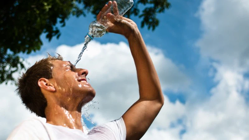 ينصح بالاكثار من شرب السوائل الباردة  ينصح بالاكثار من شرب السوائل الباردة