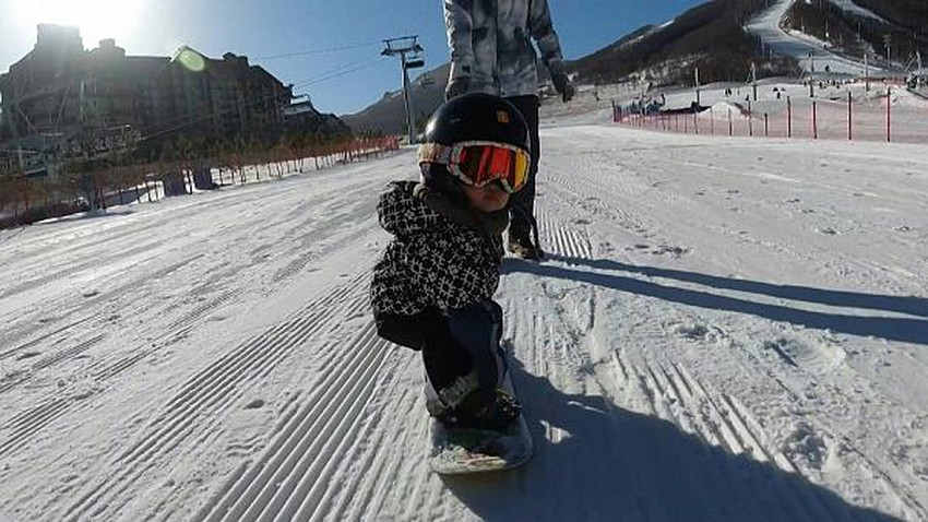 Cute video of an 11-month-old Chinese baby girl skiing brilliantly
