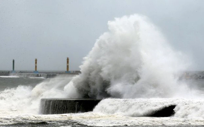حذرت السلطات المحلية من خطر ارتفاع الامواج