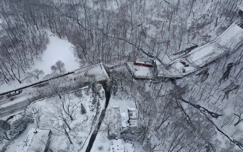 بالصور | انهيار جسر مغطى بالثلوج في بيتسبرغ الأمريكية يتسبب باصابة 10 أشخاص ويكشف ضعف البتى التحتية في البلاد