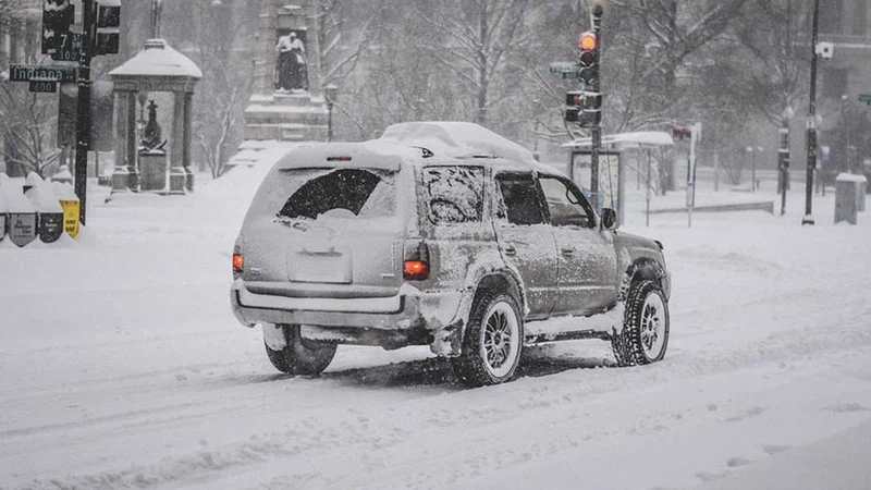 الثلوج في تورنتو عاصفة ثلجية قوية تلغي رحلات طيران وتقطع الكهرباء في كندا