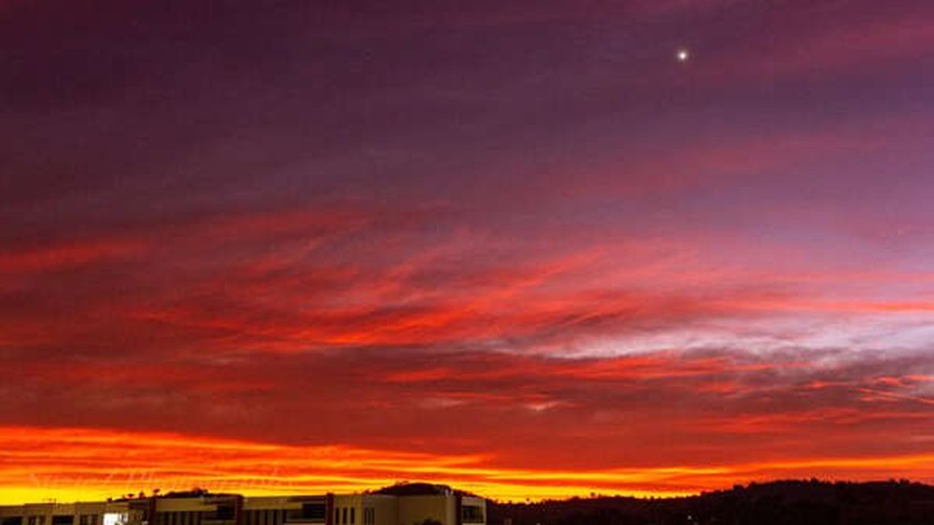 بقايا ثوران بركان تونغا يرسم غروبا ورديا مذهلا للشمس في سماء استراليا.. ما السبب؟