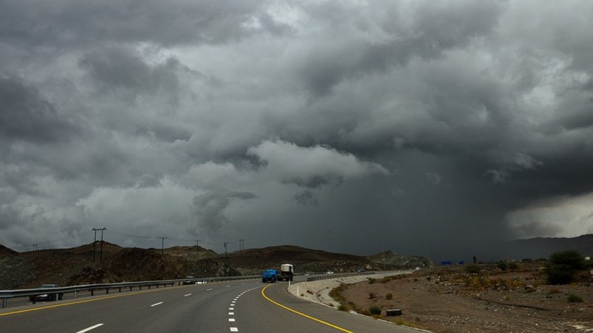 سلطنة عُمان | أحوال جوية غير مُستقرة في بعض المناطق مُرفقة بفرص هطول زخات من الأمطار بشكلٍ يومي خلال الأسبوع الحالي 