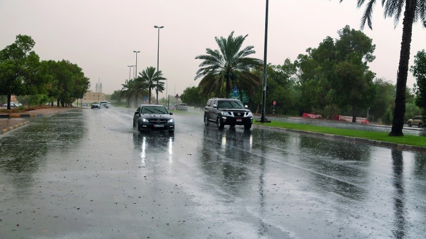عُمان | بداية موسم أمطار الروايح على جبال الحجر يوم الأربعاء 1-5-2022 