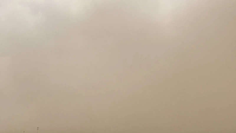 غبار الرياض اليوم بالفيديو والصور... عاصفة رملية تجتاح الرياض