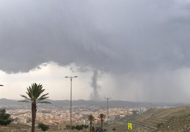 بالفيديو والصور ظاهرة طبيعية تثير الجدل في أبها زوبعة أرضية أم اعصار قمعي طقس العرب