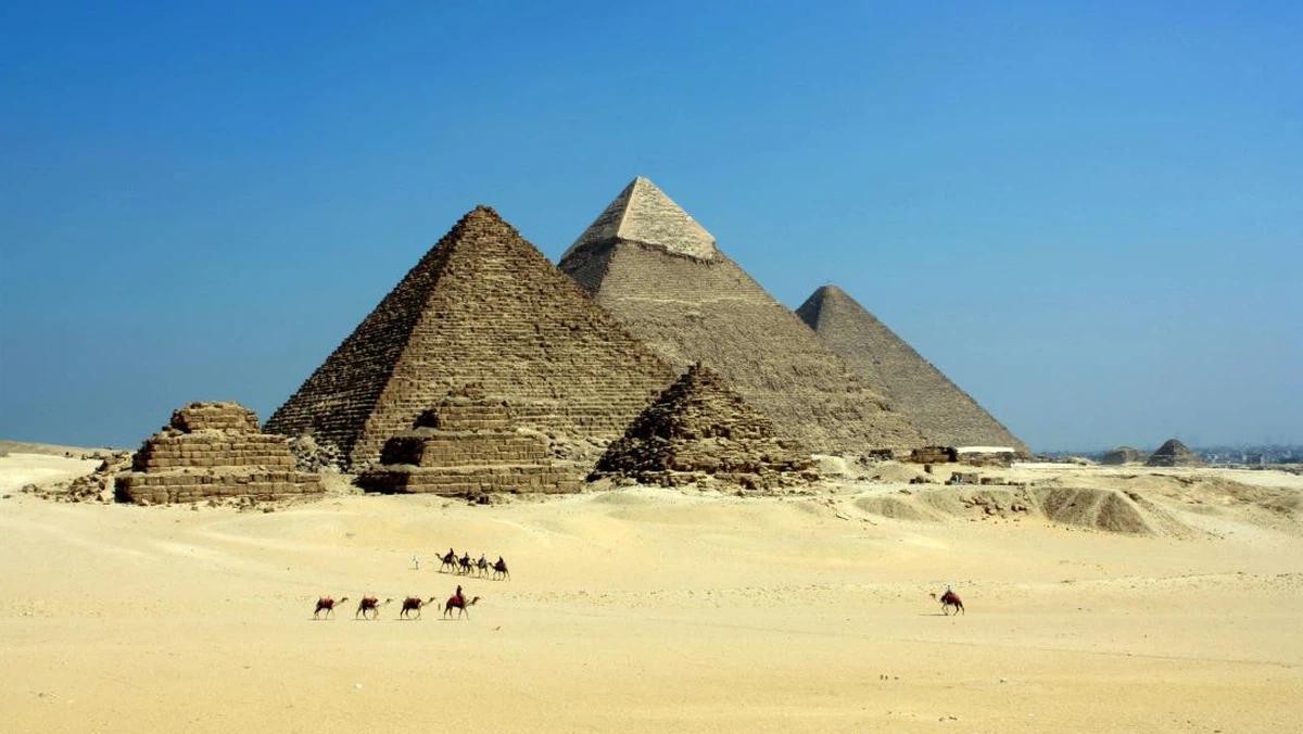 File Island Pyramid Egypt | Mysterious phenomenon discovered above the Giza Pyramids ...