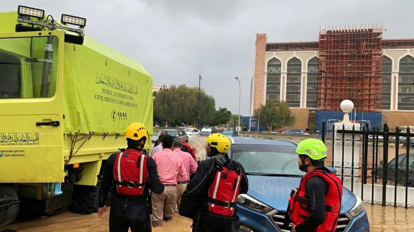 Urgent - Oman | Les équipes de secours évacuent 5 personnes bloquées par l&#39;eau à Mascate et appellent à la prudence