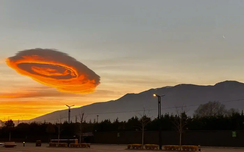 A stunning scene of a UFO-like cloud formed over Bursa, Turkey.. Video