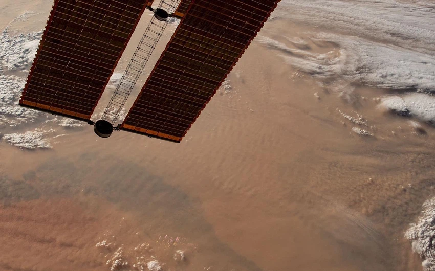 de l&#39;espace | L&#39;objectif de l&#39;astronaute émirati capture des scènes d&#39;une énorme tempête de sable qui a balayé le désert du Sahara