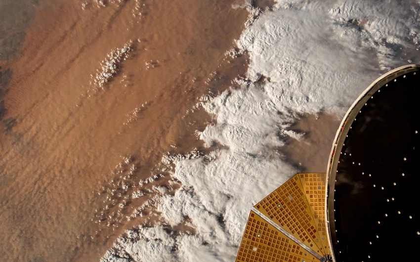 de l&#39;espace | L&#39;objectif de l&#39;astronaute émirati capture des scènes d&#39;une énorme tempête de sable qui a balayé le désert du Sahara