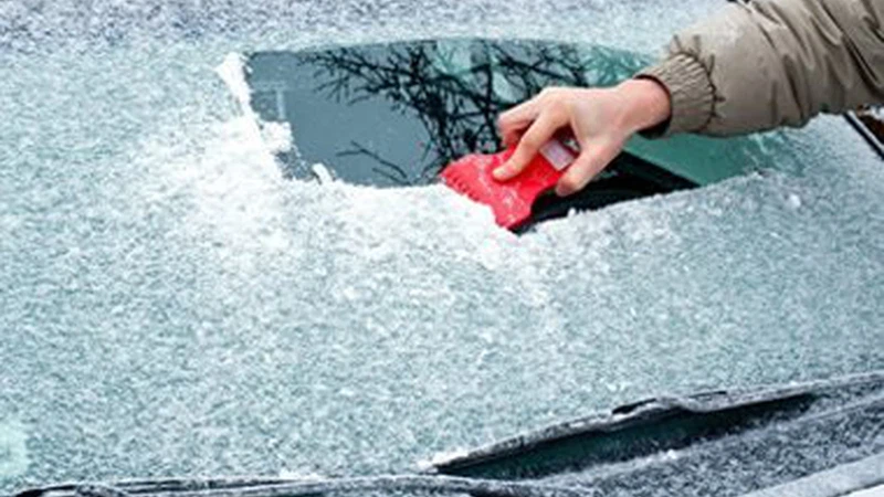 Conseils de dégivrage rapide pour les pare-brise de voiture الصقيع على السيارة