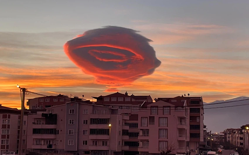 Une scène étonnante d&#39;un nuage ressemblant à un OVNI formé au-dessus de Bursa, en Turquie.. Vidéo