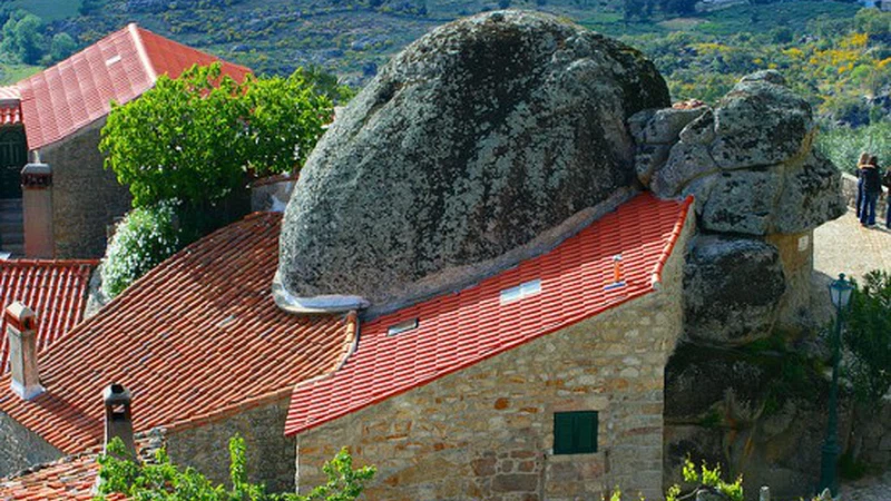 موناسانتو: قرية تاريخية تُعانق الصخور  موناسانتو: قرية تاريخية تُعانق الصخور