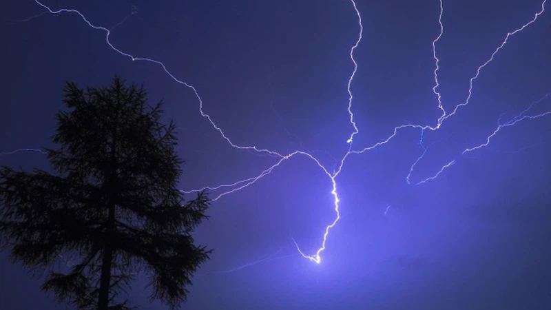 تنبيه من تساقُط الأمطار على المرتفعات الغربية عصر و مساء الأحد تنبيه من تساقُط الأمطار على المرتفعات الغربية عصر و مساء الأحد