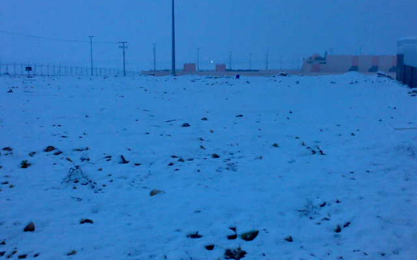 صورة أرشيفية لتساقط الثلوج في الرويشد يوم 22-1-2008 في حدث كان نارداً حينها