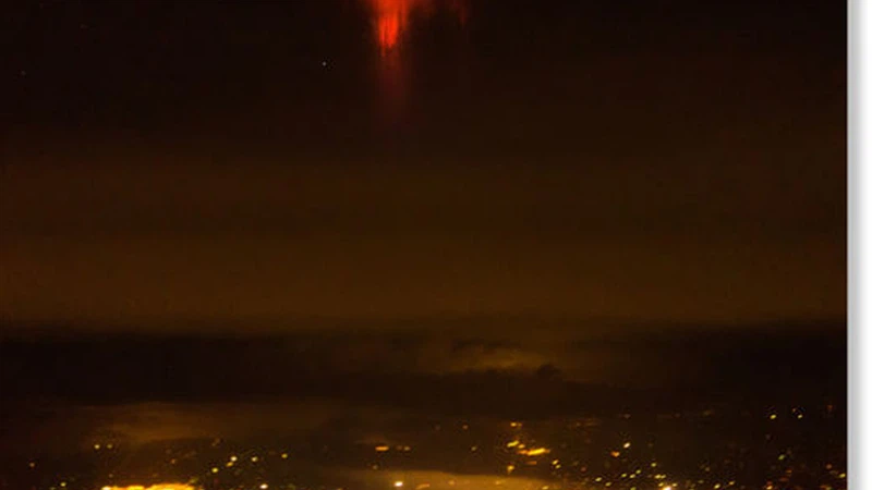 ما سبب ظهور هذا الشيء الأحمر في سماء كولورادو الامريكية ؟ ما سبب ظهور هذا الشيء الأحمر في سماء كولورادو الامريكية ؟