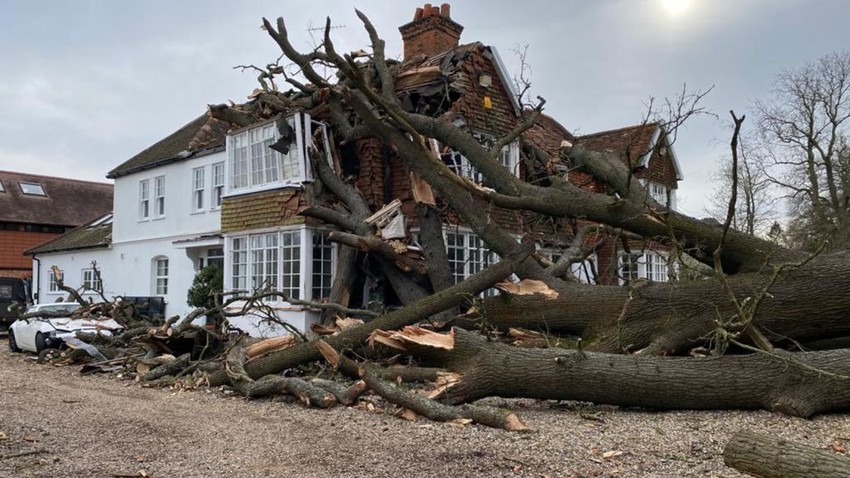 العاصفة "يونيس".. ومقتل 12 شخص على الأقل في أسوأ عاصفة تضرب بريطانيا وأوروبا الغربية