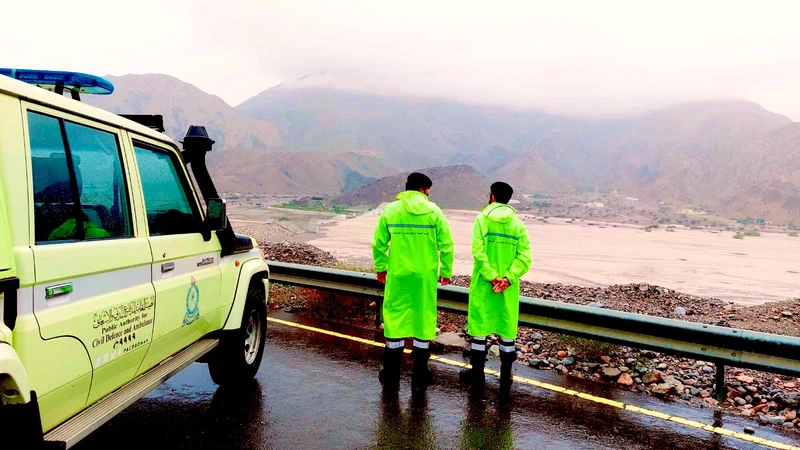 سلطنة عُمان | إنقاذ 50 شخصا جراء احتجاز حافلة بمجرى وادٍ بولاية منح سلطنة عُمان | إنقاذ 50 شخصا جراء احتجاز حافلة بمجرى وادٍ بولاية منح