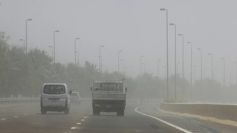 الأحد..طقس شديد الحرارة مع رياح وغبار ..وفرصة سحب رعدية بالمناطق الداخلية الأحد..طقس شديد الحرارة مع رياح وغبار ..وفرصة سحب رعدية بالمناطق الداخلية