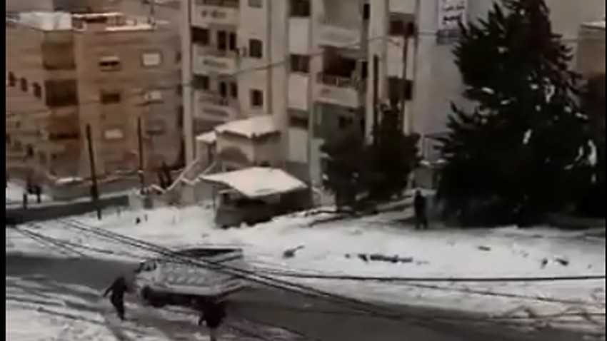 فيديو | حادث انزلاق مركبة في الاردن بعد خروجها عن السيطرة جراء الثلوج على الطريق