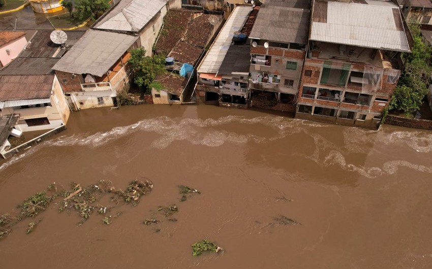 بالفيديو | كارثة تحل بالبرازيل.. فيضانات عارمة وانهيار اثنين من السدود يوقع قتلى ويسبب فوضى في البلاد