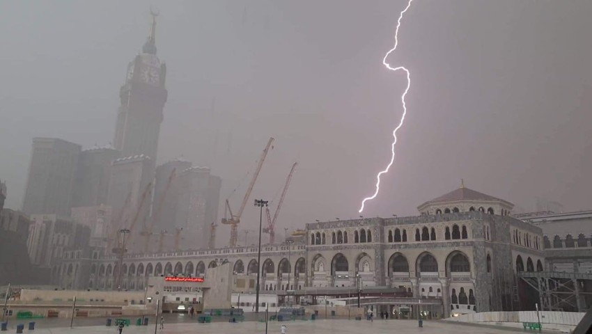 شاهد أمطار الخير تتساقط بغزارة على مكة الم كرمة لليوم الثاني على التوالي طقس العرب
