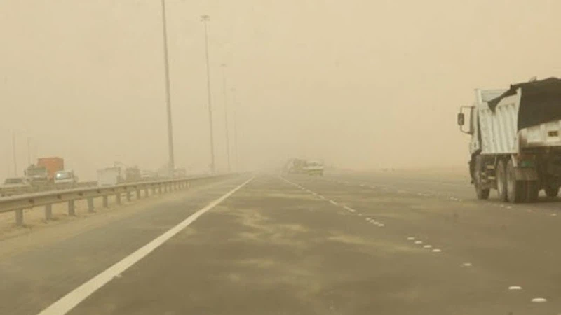 الدوريات الخارجية تُحذر من انعدام الرؤية الأفقية على الطريق الصحراوي الدوريات الخارجية تُحذر من انعدام الرؤية الأفقية على الطريق الصحراوي