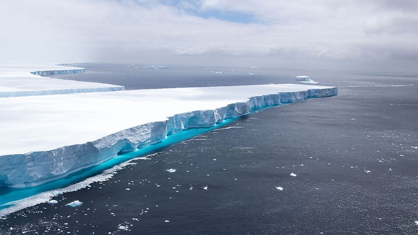 أكبر جبل جليدي عائم في العالم يُطلق 152 مليار طن من المياه العذبة في المحيط بعد رحلة ملحمية منذ انفصاله عن القطب الجنوبي