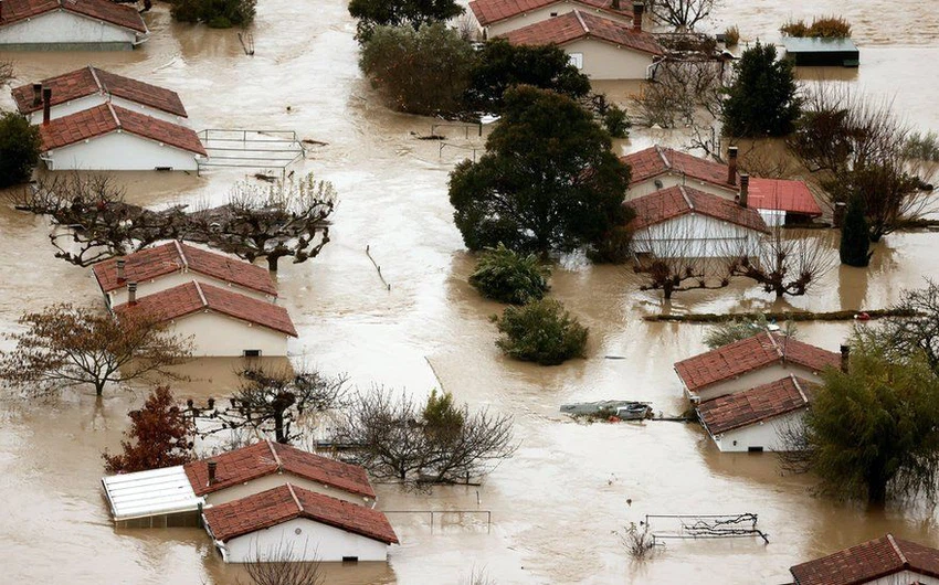 La tempête `Barra` engloutit le nord de l&#39;Espagne avec de graves inondations qui ont englouti des voitures et inondé les maisons..vidéo