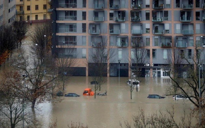 La tempête `Barra` engloutit le nord de l&#39;Espagne avec de graves inondations qui ont englouti des voitures et inondé les maisons..vidéo
