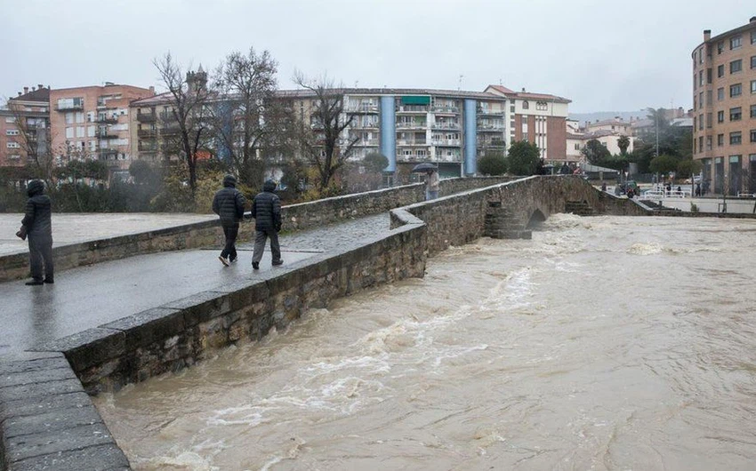 العاصفة "بارا" تغمر شمال إسبانيا بفيضانات شديدة ابتلعت السيارات وأغرقت المنازل..بالفيديو