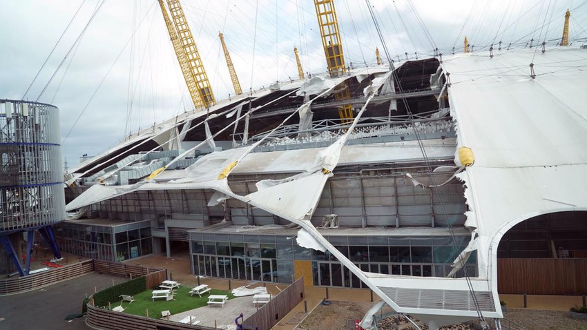 بالفيديو | أسقف مباني تتطاير وطائرات تكافح للهبوط ومشاهد أخرى خطيرة لتأثيرات العاصفة "يونيس" في بريطانيا