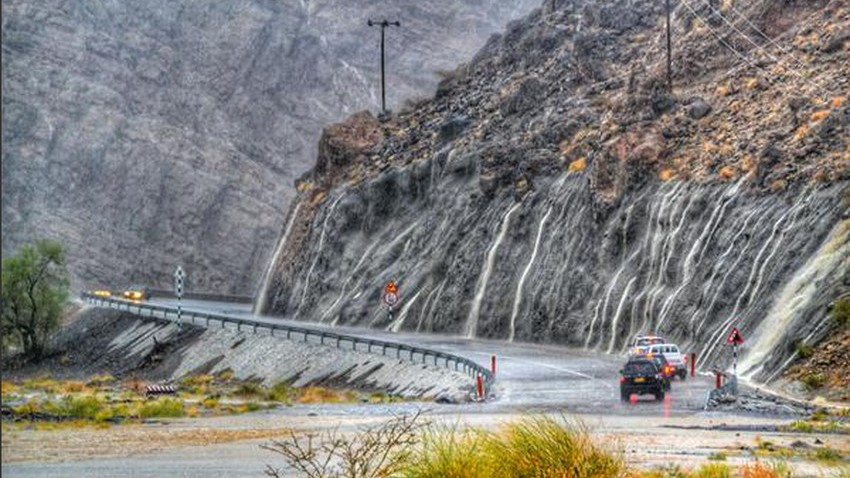 سلطنة عُمان : تجدد نشاط أمطار الروايح على جبال الحجر يوم الثلاثاء 14-6-2022