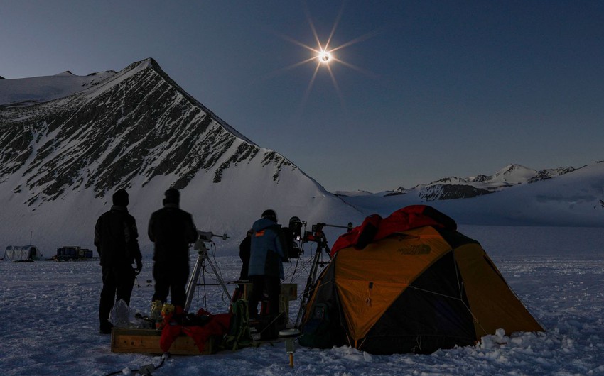 كسوف الشمس يغرق القارة القطبية الجنوبية في الظلام لمدة دقيقتين بعد شهور من ضوء النهار المتواصل