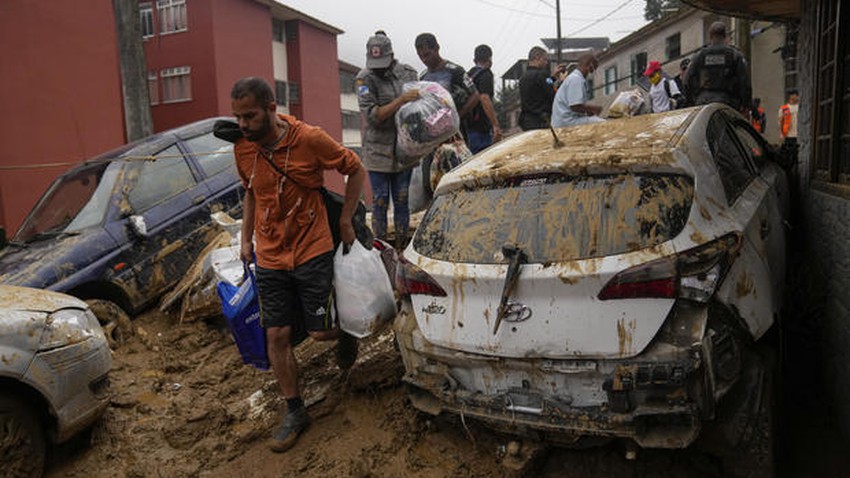 Au moins 97 personnes ont été tuées et des dizaines sont portées disparues dans des glissements de terrain dus à des pluies torrentielles dans la ville brésilienne de Petropolis.. VIDEO