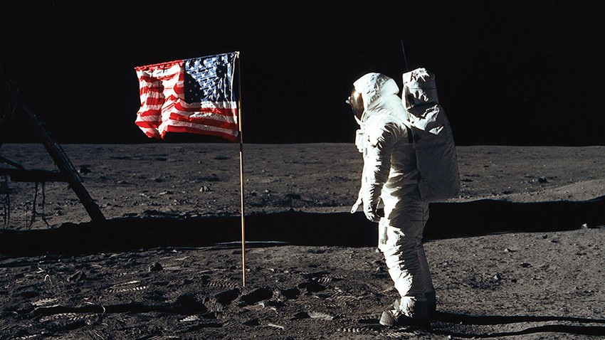 كيف ظهر عَلَم "أبولو 11" يرفرف في الفضاء  بالرغم من عدم وجود هواء على سطح القمر