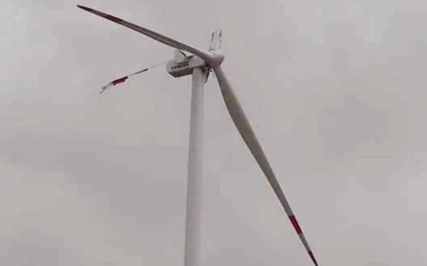 Lightning strikes a power generation fan in a rolling pin