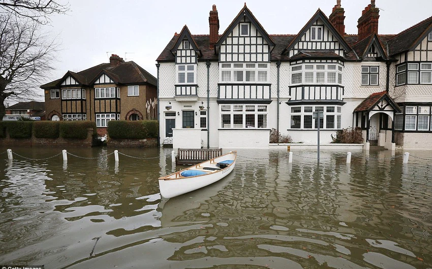 بريطانيا تغرق .. الفيضانات تطرق أبواب لندن و قصر الملكة إليزابيث