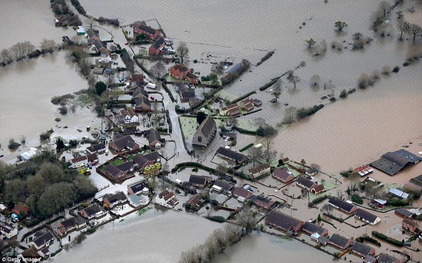 الفيضانات وضعت الحكومة البريطانية في وضع مُحرج،حيثُ تتعرّض لإنتقادات عدّة حول طريقة التعامُل مع الأمطار 