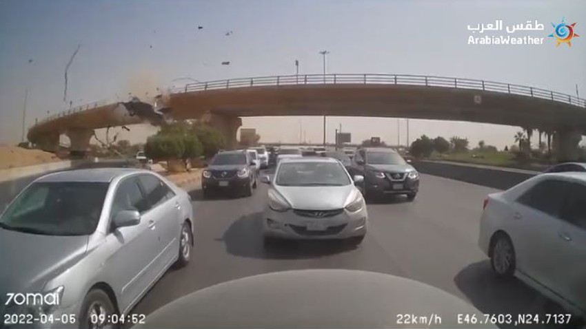 الرياض : فيديو لسقوط سيارة من أعلى جسر في الرياض نهار اليوم والسائق يتأثر بإصابات متوسطة