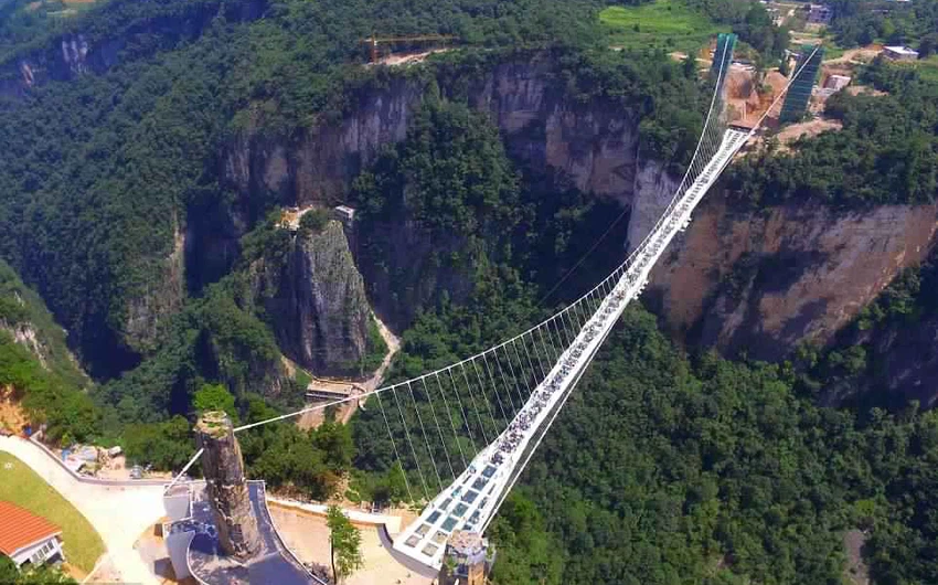 أطول وأعلى جسر زجاجي في العالم.. في الصين