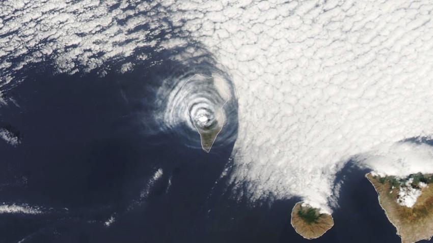 بركان جزيرة لا بالما يتسبب بظهور تشكيلات غريبة من السحب.. هل كان له تأثير على الطقس والمناخ؟