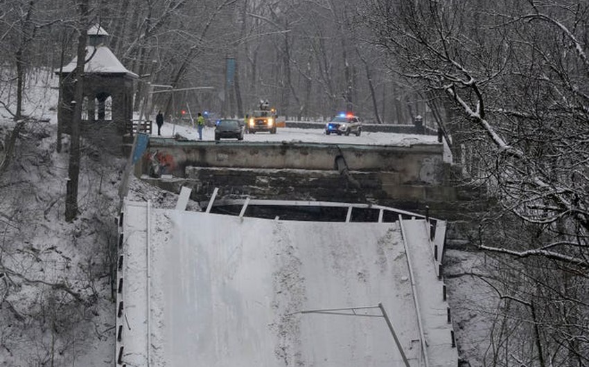 بالصور | انهيار جسر مغطى بالثلوج في بيتسبرغ الأمريكية يتسبب باصابة 10 أشخاص ويكشف ضعف البتى التحتية في البلاد