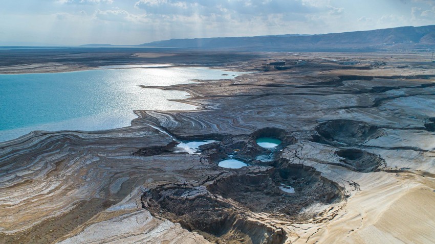 ما سبب تشكل الحفر الخسفية الخطيرة (Sinkholes) حول البحر الميت، وما مدى خطورتها؟!
