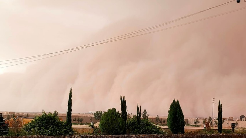 الأردن | مشاهد للموجات الغبارية والعواصف الرملية التي تؤثر على الرويشد الآن
